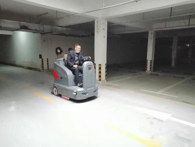 大连小区物业保洁不用人力改用驾驶式洗地机了
